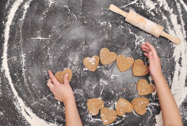 Siyah arka planda ev yapımı kalp kurabiyeleri. 