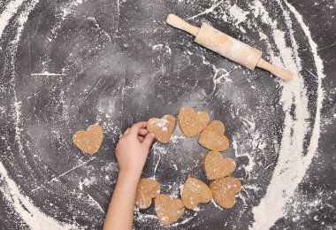 Siyah arka planda ev yapımı kalp kurabiyeleri. 