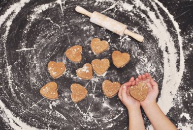 Siyah arka planda ev yapımı kalp kurabiyeleri. 