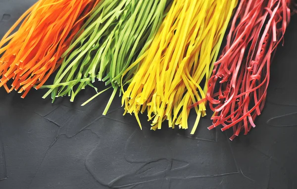 Pastas Coloridas Sobre Fondo Negro — Foto de Stock