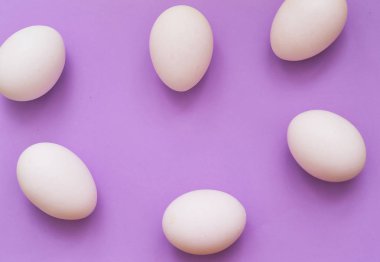 Mutlu paskalyalar. Paskalya yumurtaları renkli arka plan üzerinde. 