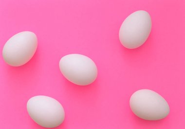 Mutlu paskalyalar. Paskalya yumurtaları renkli arka plan üzerinde. 