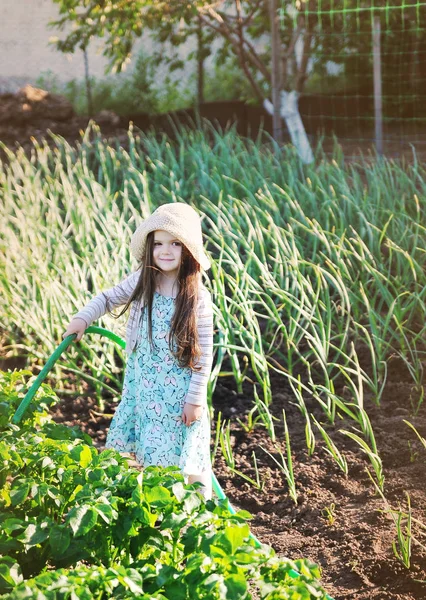 Χαριτωμένο Κοριτσάκι Στον Κήπο — Φωτογραφία Αρχείου