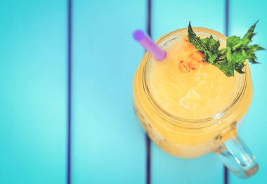 Açık ahşap bir masa üzerine taze meyve suyu 