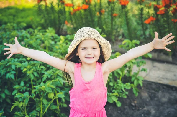 Cute Little Girl Garden — Stock Photo, Image