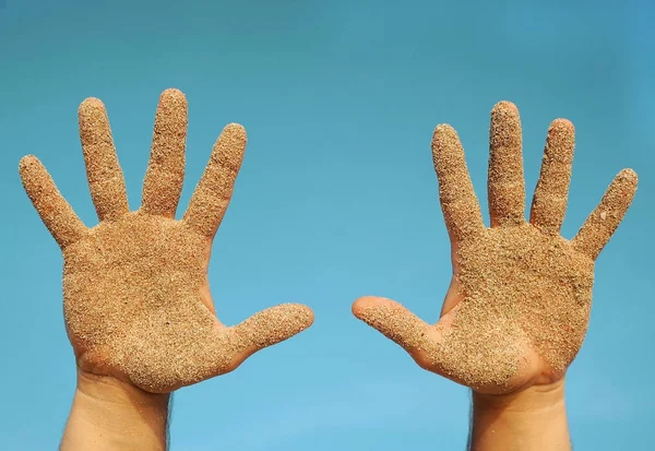 Mano Maschile Sullo Sfondo Del Cielo — Foto Stock