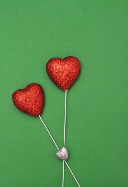 Renkli arka plan üzerinde kırmızı Kalpler 