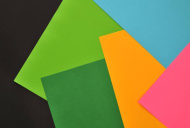 Siyah arka plan üzerinde renkli kağıt 