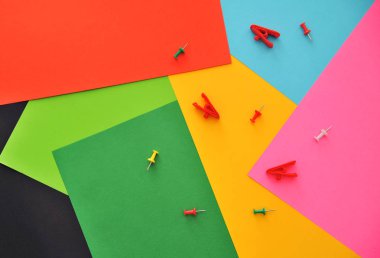 Siyah arka plan üzerinde renkli kağıt 