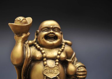 Siyah bir zemin üzerine altın Buddha 