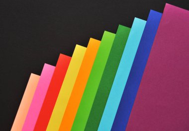 Siyah arka plan üzerinde renkli kağıtlar