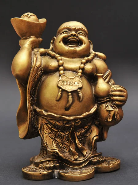 Siyah bir zemin üzerine altın Buddha 