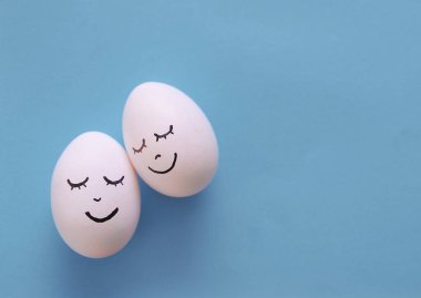 Renkli arka planda Paskalya yumurtaları