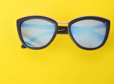 Sarı zemin üzerine siyah şık güneş 