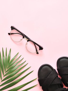 Defter ve açık renkli gözlük