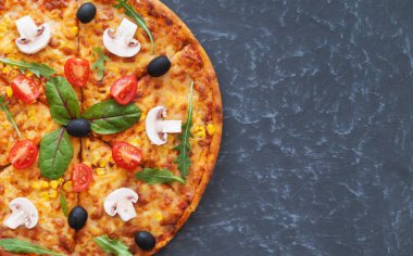 Taş zemin üzerine malzemelerle pizza.