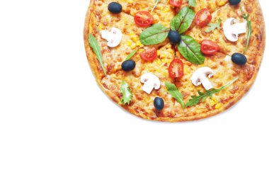 Beyaz arka plan üzerinde malzemelerle pizza 