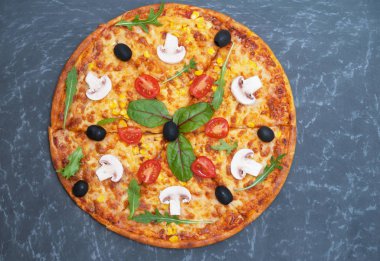 Taş zemin üzerine malzemelerle pizza 