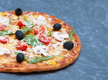 Taş zemin üzerine malzemelerle pizza.