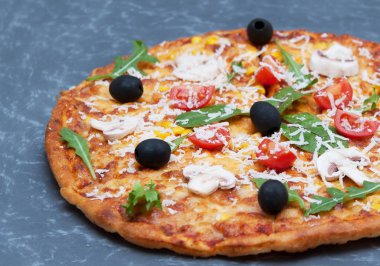 Pizza taş zemin üzerine.