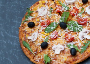 Taş zemin üzerine malzemelerle pizza.