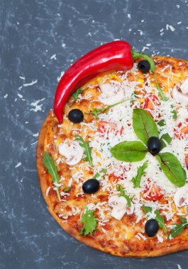 Taş zemin üzerine malzemelerle pizza.