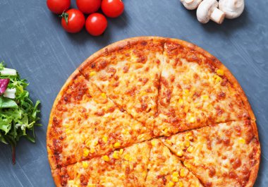 Pizza taş zemin üzerine.