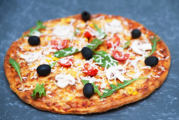 Taş zemin üzerine malzemelerle pizza.