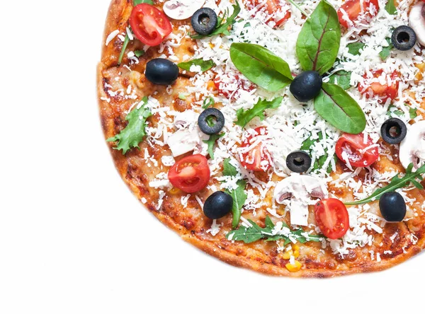 Beyaz arka plan üzerinde malzemelerle pizza 