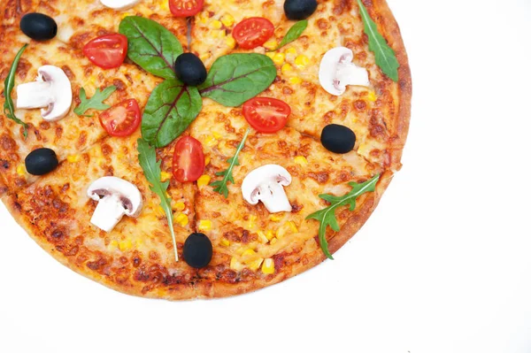 Beyaz arka plan üzerinde malzemelerle pizza 