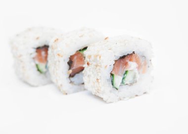 Beyaz arkaplanda suşi.