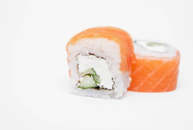 Suşi beyaz arkaplanda izole edildi.
