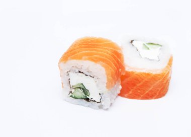 Beyaz arkaplanda suşi.