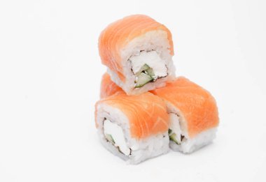 Suşi beyaz arkaplanda izole edildi.