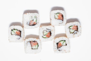 Suşi beyaz arkaplanda izole edildi.