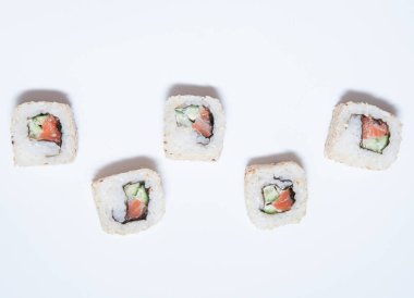 Suşi beyaz arkaplanda izole edildi.