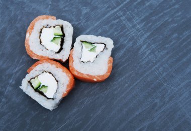 Siyah arka planda suşi.