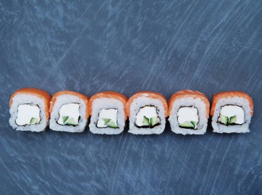 Siyah arka planda suşi