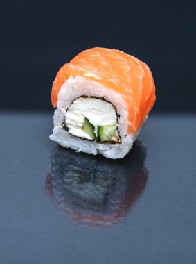 Taş kalpli karanlık arka planda suşi..