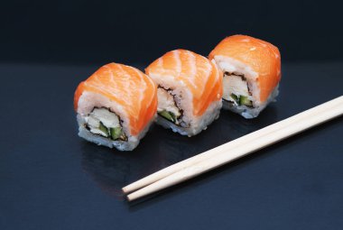 Suşi mavi cam zemin üzerine.