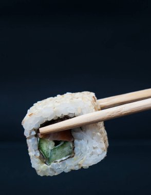 Siyah arka planda suşi 