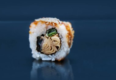 Siyah arka planda suşi 