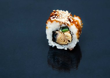 Siyah arka planda suşi