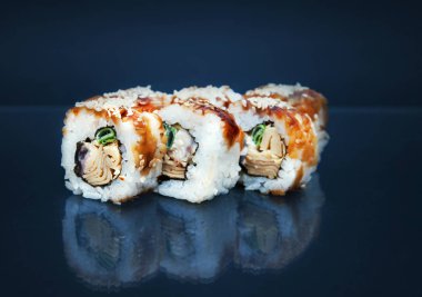 Siyah arka planda suşi 