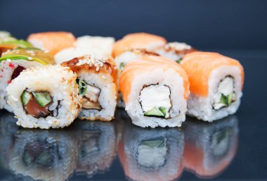 Siyah arka planda suşi