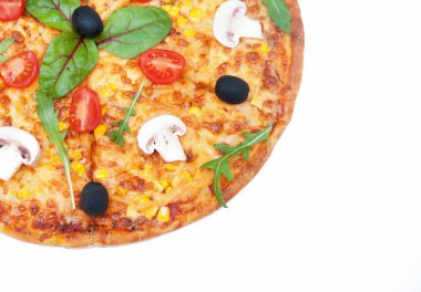 beyaz zemin üzerine lezzetli pizza.