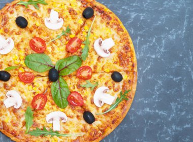 Taş zemin üzerine malzemelerle pizza 