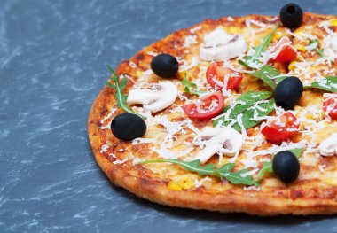 Taş zemin üzerine malzemelerle pizza 