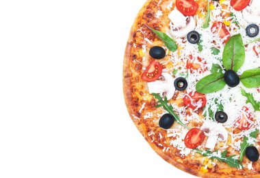 Beyaz arkaplanda izole edilmiş pizza.
