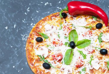 Taş zemin üzerine malzemelerle pizza 